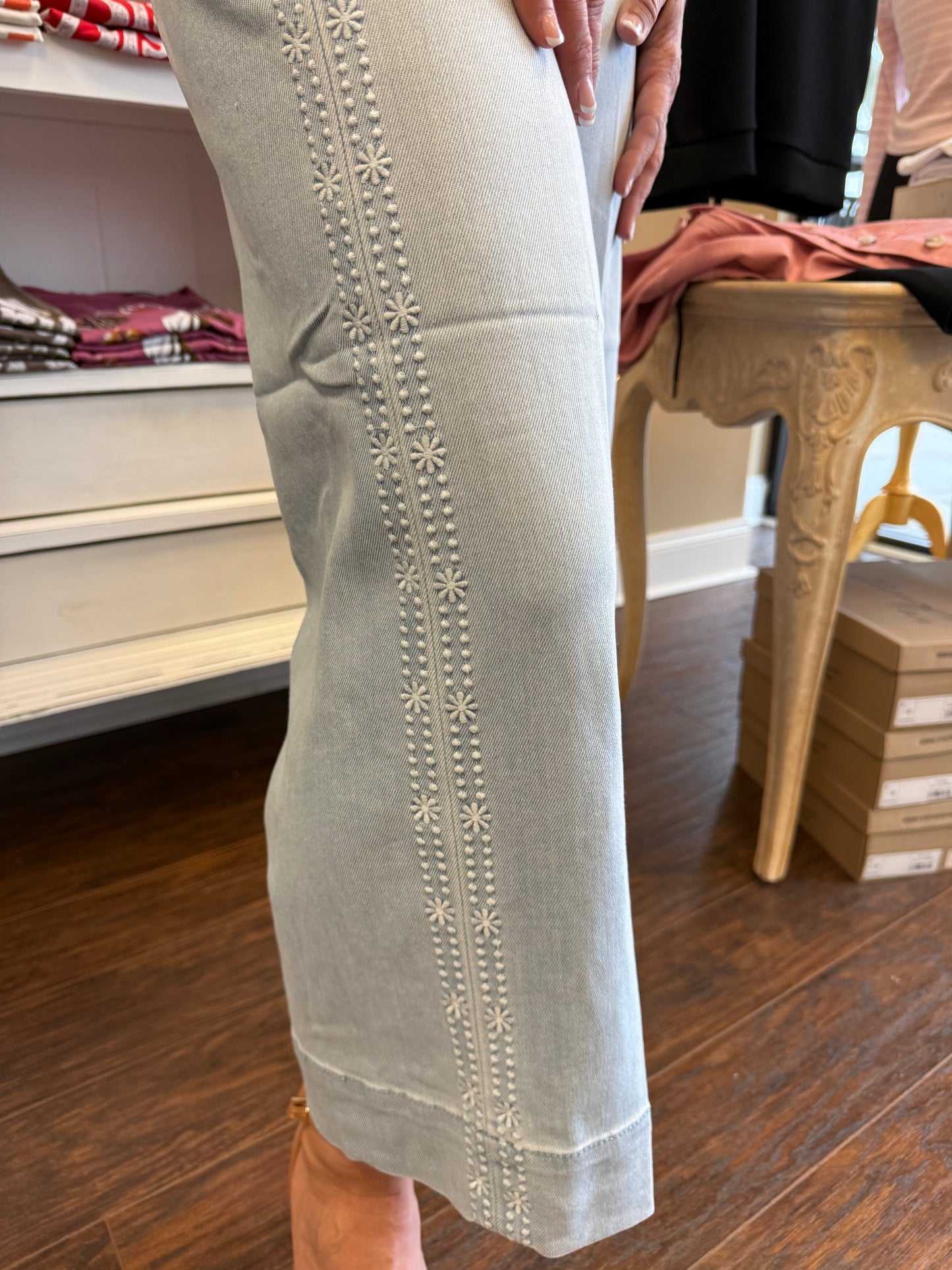 Stride Crop Jean with Embroidered Side